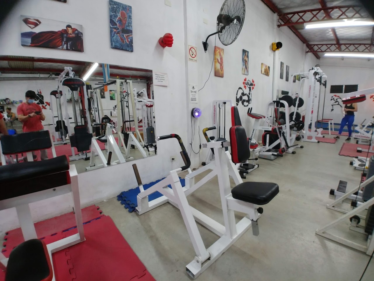 Interior del gimnasio Eros Gym en Vicente López con racks rojos y zona de musculación